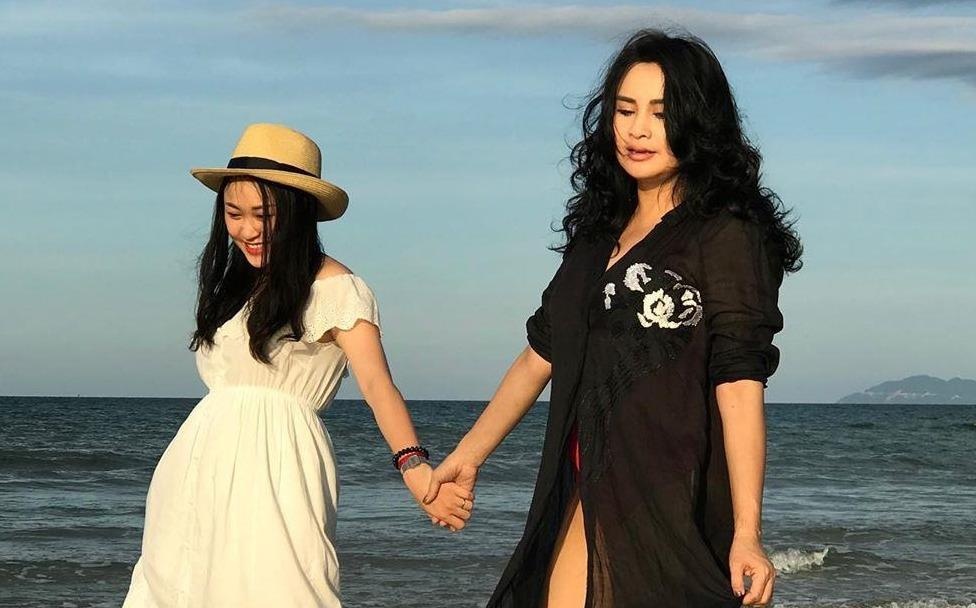 Con gai ca si noi tieng: Co khieu nghe thuat nhung song kin tieng hinh anh