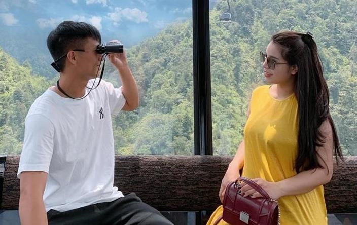 Bui Tien Dung dang anh tinh cam voi vo, Dinh Trong hoi 'Con toi?' hinh anh