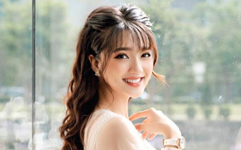 Hot girl xu Nghe: Ban gai cau thu, MC, ca si du ca hinh anh