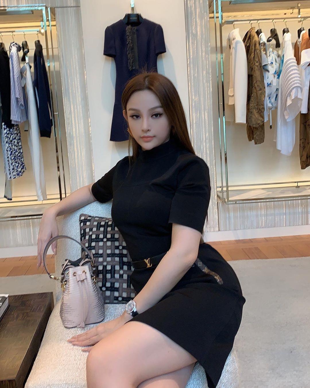 hot girl co 2 con anh 3