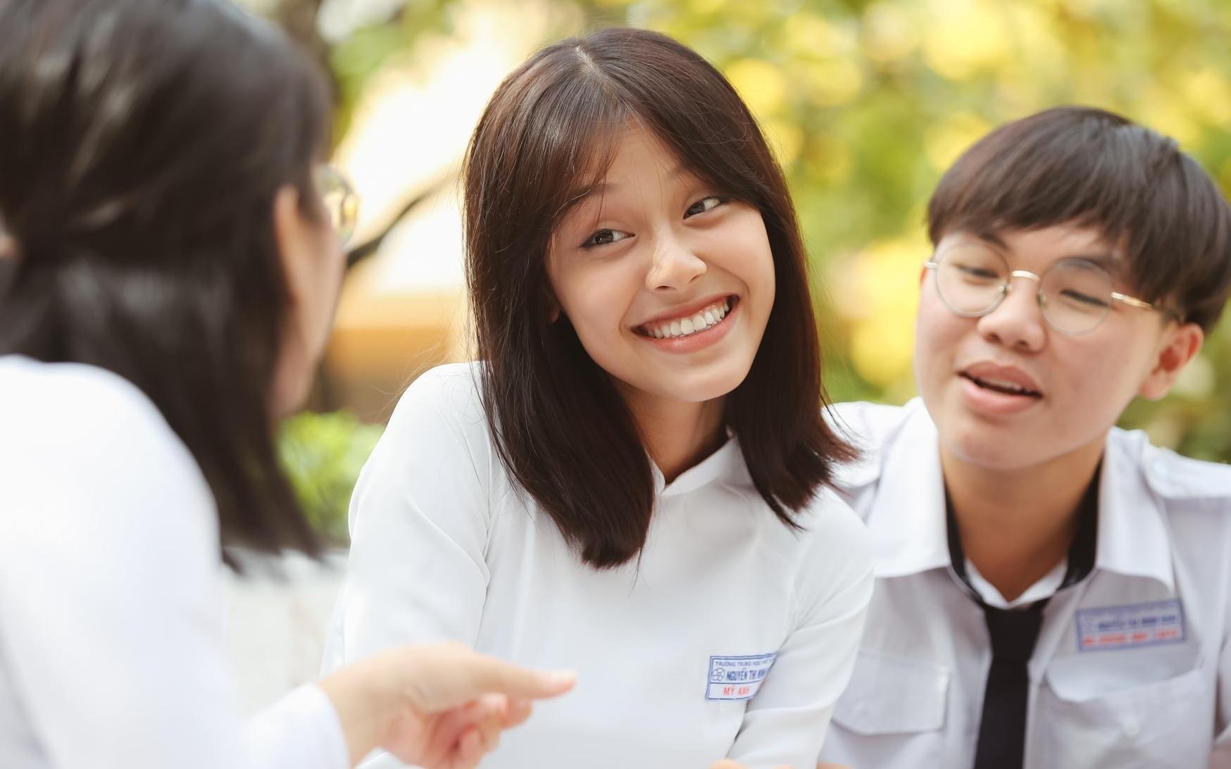 Nhung ta ao dai gay thuong nho trong buoi sang khai truong hinh anh