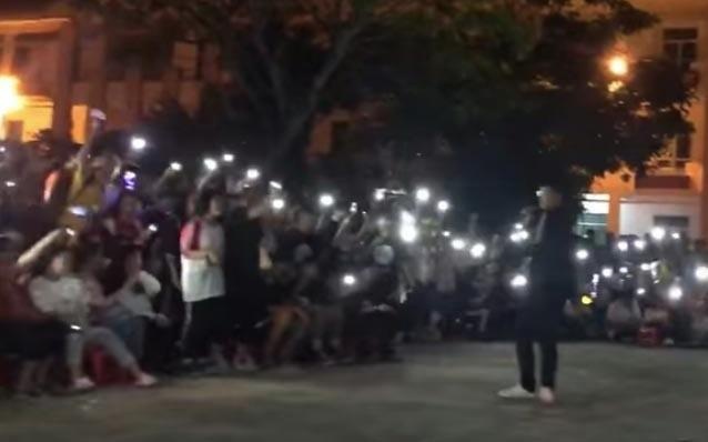 Hoc sinh dong ca 'Hay trao cho anh' dem ram Trung thu hinh anh