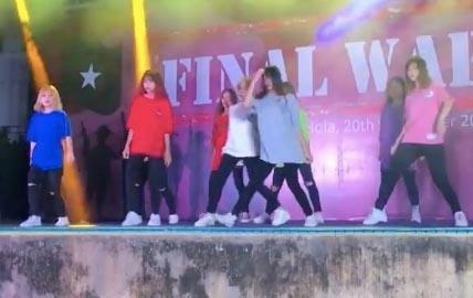 Sinh vien DH Greenwich nhay lien khuc 'Co gai mo duong - Di du dua di' hinh anh