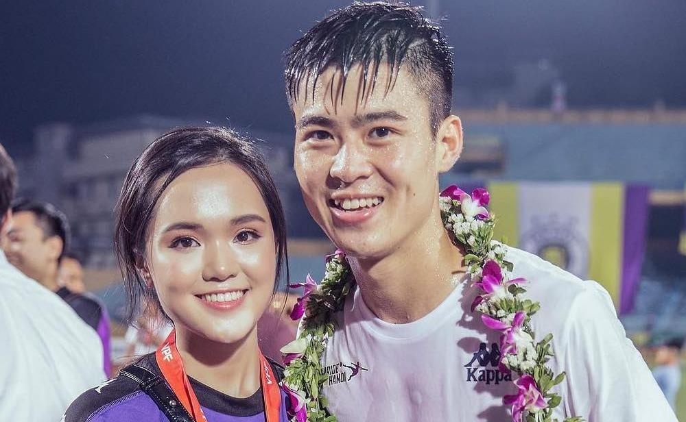 Diem ten cau thu Viet cham chi the hien tinh cam voi vo va ban gai hinh anh