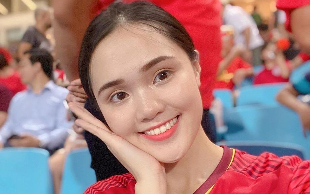 Duy Manh tha tim bai viet cua ban gai ngay sau khi tran dau ket thuc hinh anh