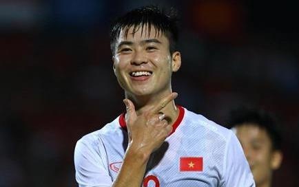 Duy Manh tao dang an mung sau khi mo ban trong tran thang Indonesia hinh anh