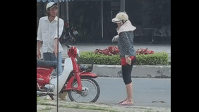 Nguoi dan ong bi vo danh, dap do xe nhung van co giu binh tinh hinh anh