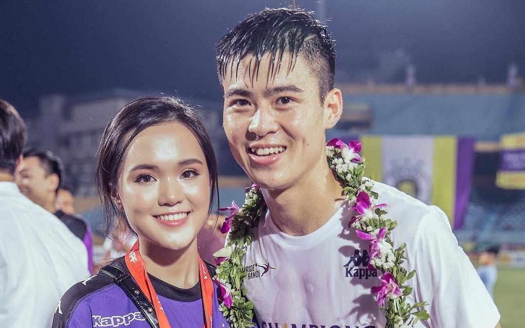 Chi gai, nguoi yeu chuc mung Duy Manh mo ty so cho doi nha hinh anh