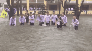 Hoc sinh Nghe An boi loi o san truong trong dot ngap lich su hinh anh