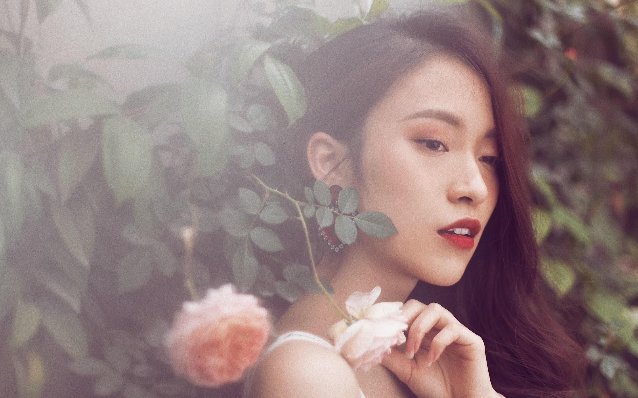 Hot girl Khanh Vy: 'Minh lam nhieu hon mot co gai noi 7 thu tieng' hinh anh