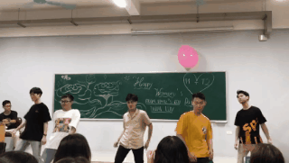 Lop 19 nam 108 nu, cac chang tro tai nhay de tang qua 20/10 hinh anh