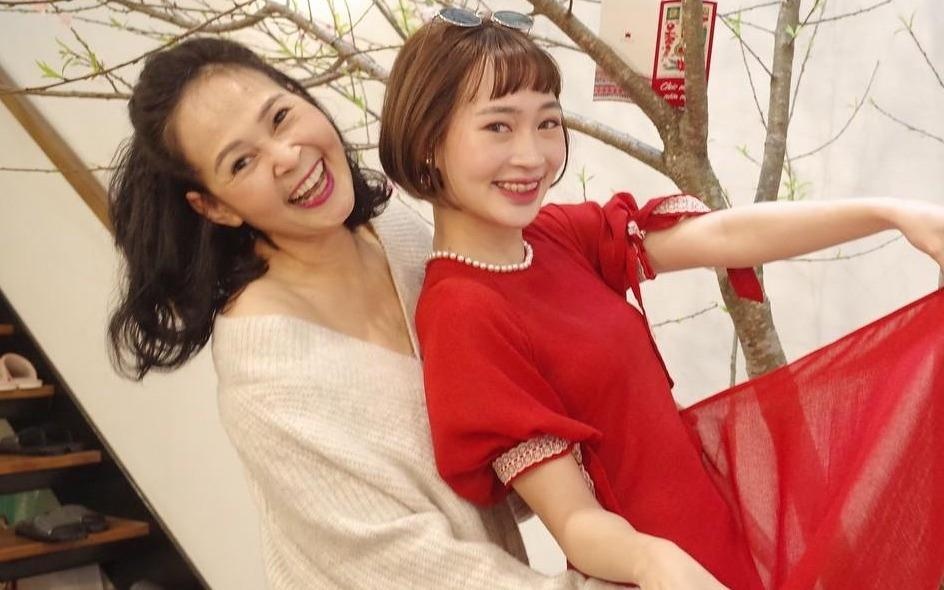 Nhung cap me - con nha hot girl duoc khen giong nhau nhu hai giot nuoc hinh anh