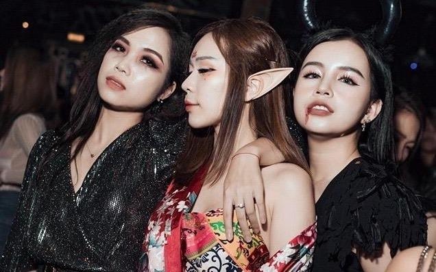 Hoi ban than hot girl Quynh Kool mo tiec don Halloween hinh anh
