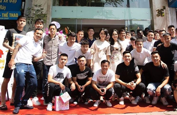 ban gai cau thu mua nha anh 7