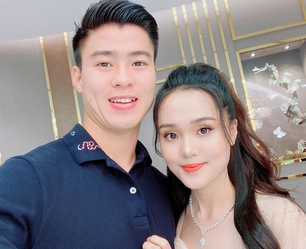 ban gai cau thu mua nha anh 4