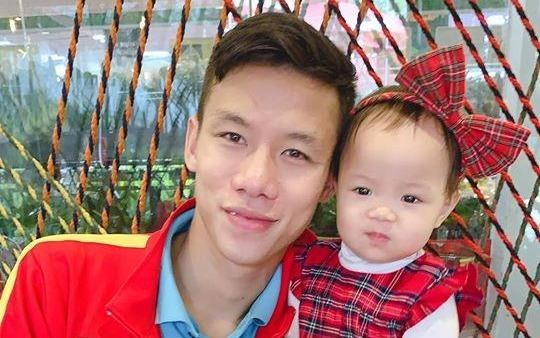 Que Ngoc Hai gap vo con truoc tran doi dau Thai Lan hinh anh