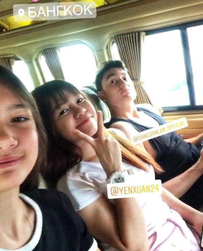 ban gai cau thu yeu kin tieng anh 11