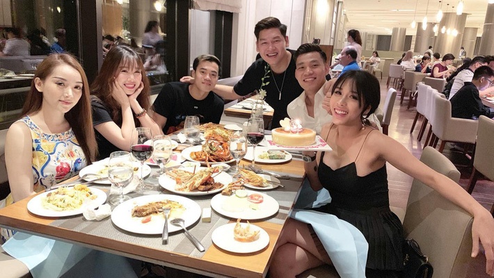 ban gai cau thu yeu kin tieng anh 6