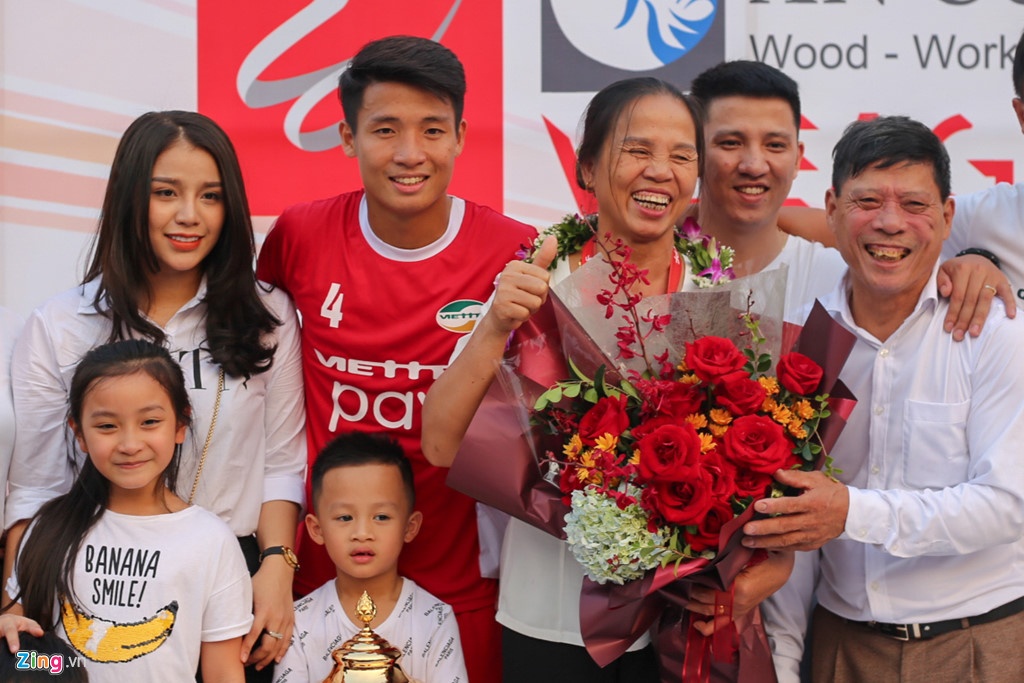 ban gai cau thu anh 9