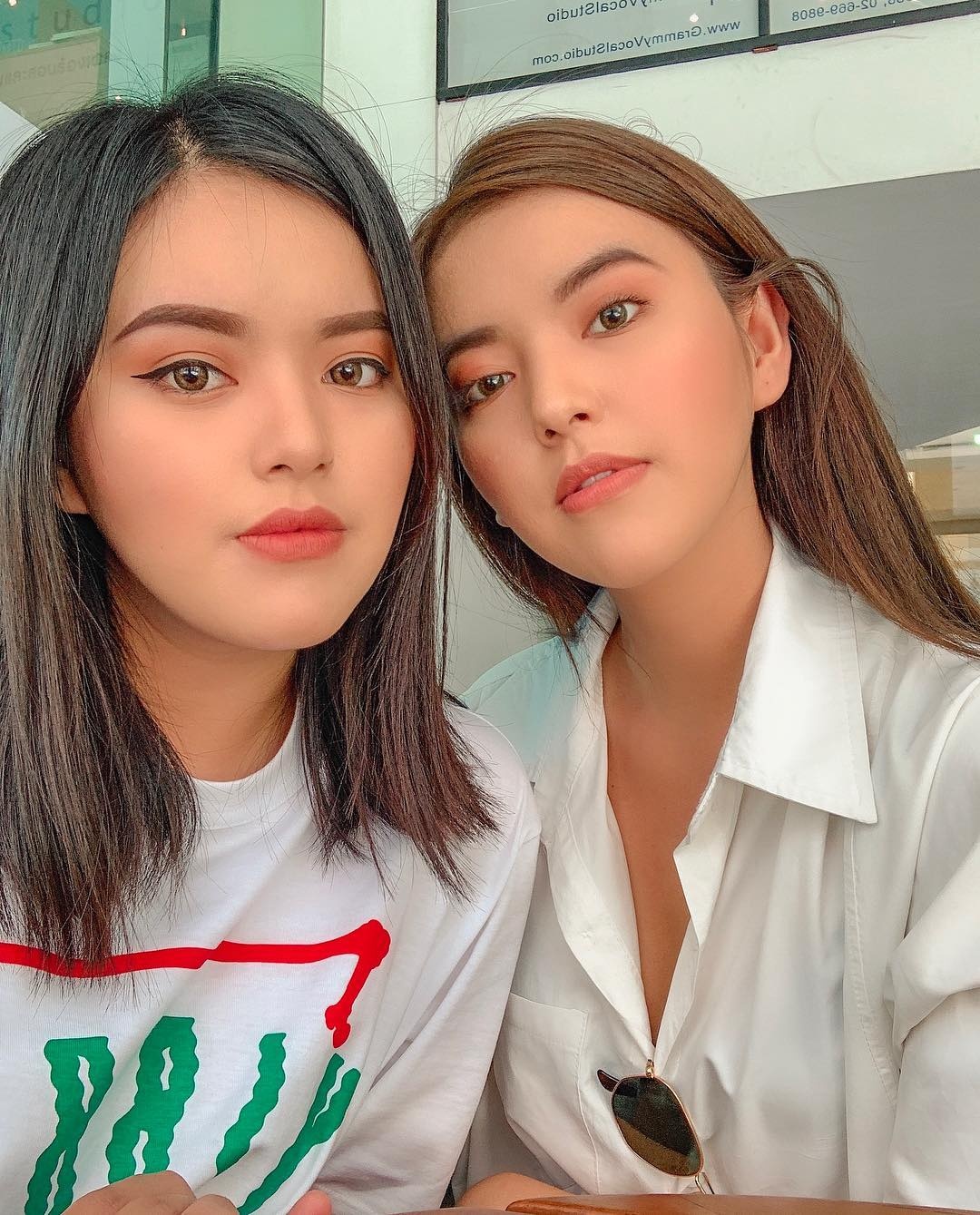 chi em sinh doi noi tieng anh 3