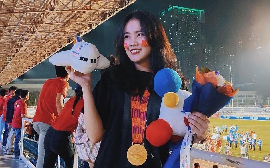 Ban gai Van Hau khoe deo HCV, check-in ben ban trai ngay sau chung ket hinh anh