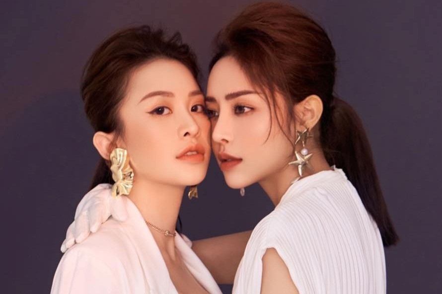 2 cap dong gioi nu gap truc trac tinh cam hinh anh