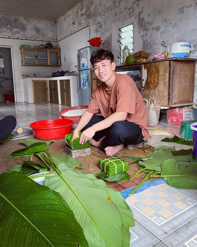 cầu thủ gói bánh chưng ảnh 2 cau thu goi banh chung anh 2