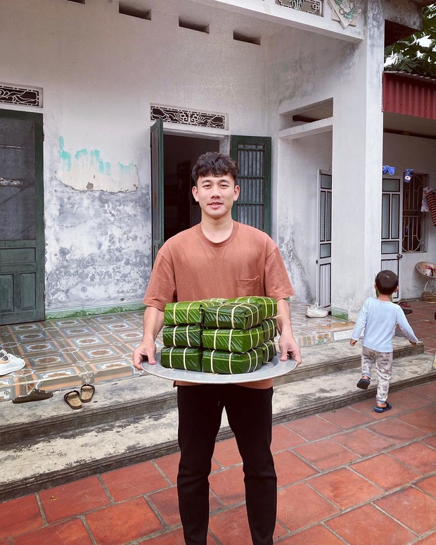 cầu thủ gói bánh chưng ảnh 3 cau thu goi banh chung anh 3