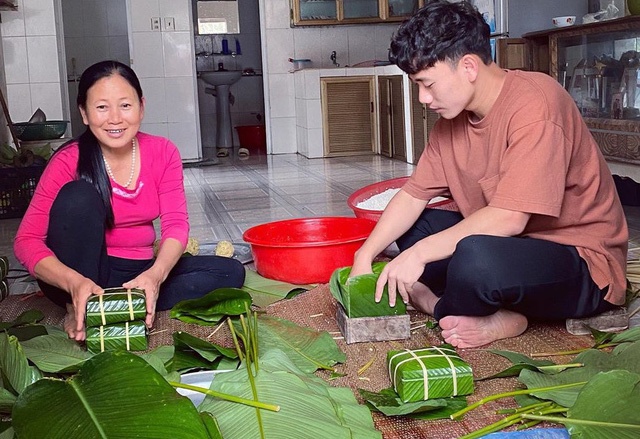 cầu thủ gói bánh chưng ảnh 1 cau thu goi banh chung anh 1