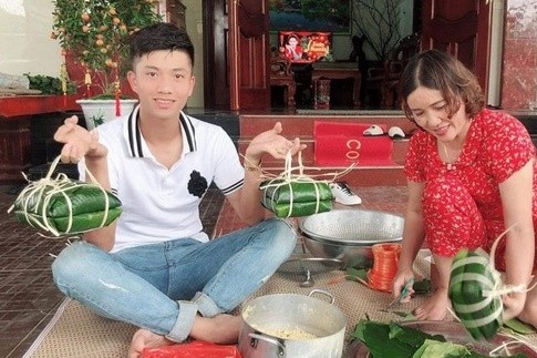 Van Duc goi banh chung cung me vo, Van Toan khoe anh trong noi banh hinh anh