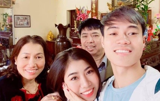 Quang Hai cham soc cho me, Van Toan danh tron mung 1 Tet ben gia dinh hinh anh