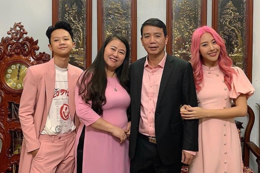 Quynh Anh Shyn dang anh gia dinh, em trai chiem spotlight cua chi hinh anh