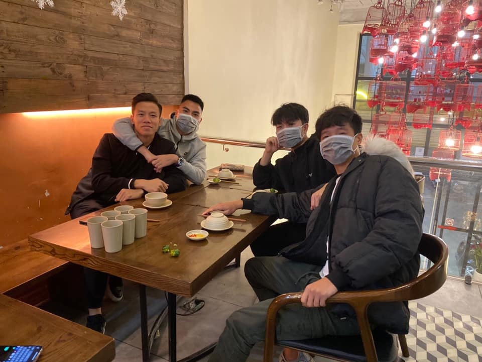 cau thu deo khau trang anh 1