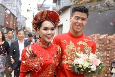 Cau thu Viet ket hon: Nguoi gan bo 5 nam, nguoi moi yeu 5 thang hinh anh