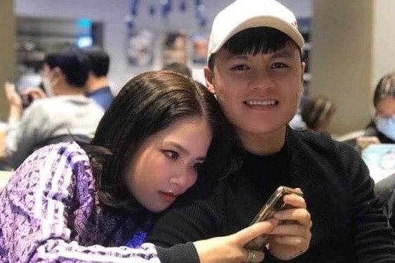 Quang Hai lan dau xuat hien trong anh voi ban gai tin don hinh anh