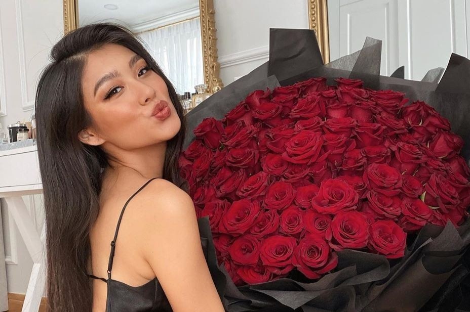 Hot girl nguoi khoe hanh phuc, nguoi 'yeu chinh minh' ngay Valentine hinh anh