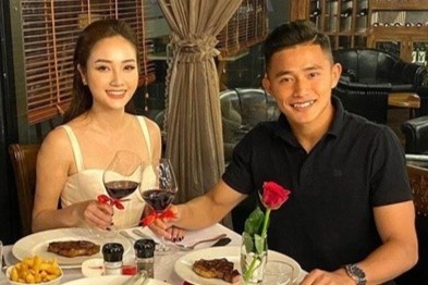 Thu mon Van Bieu dang anh voi ban gai tung thi Miss World Vietnam hinh anh