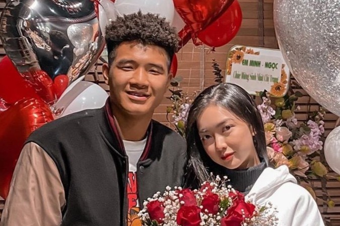 Ban gai Duc Chinh bi to PR mot san pham cho nhieu cua hang hinh anh