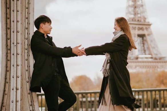 Cau thu CLB Ha Noi va ban gai khoe anh o Paris khi ky niem 8 nam yeu hinh anh