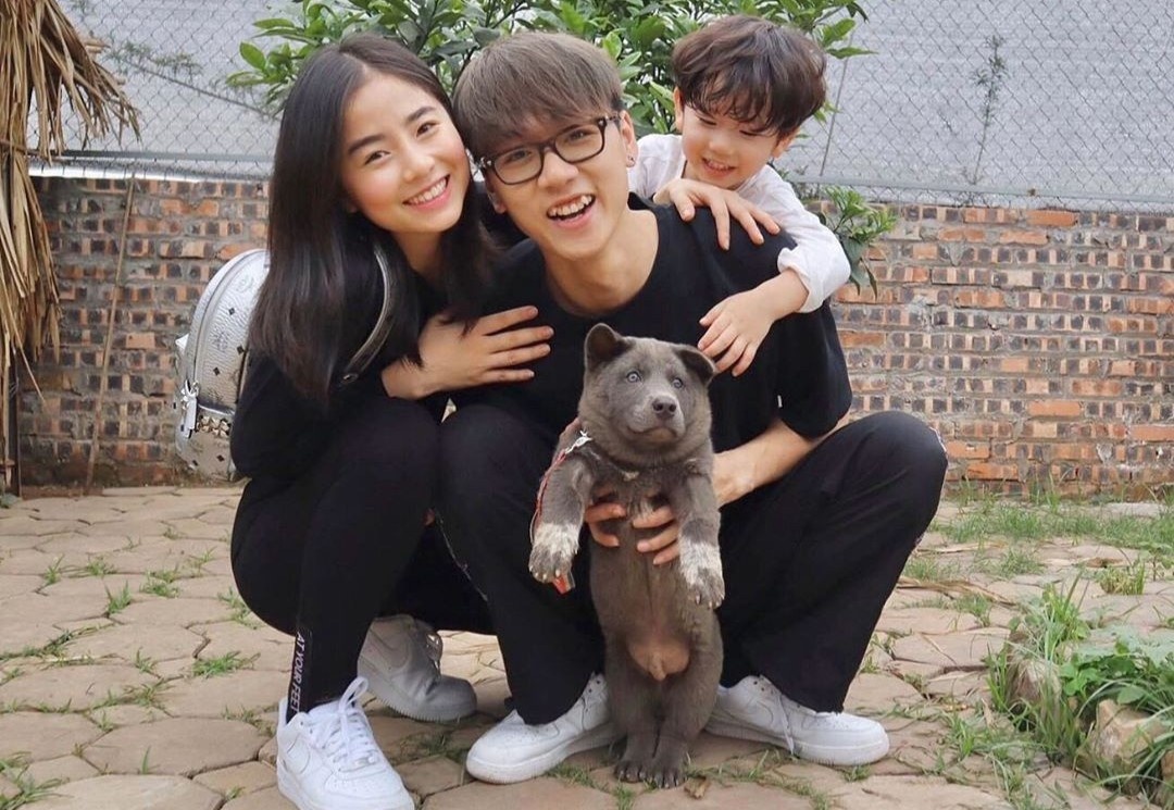 Gia dinh Ba Duy chup anh cung chu cho ten Dui noi tieng mang xa hoi hinh anh