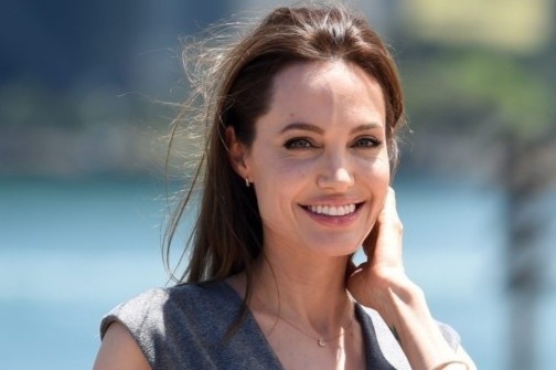 Angelina Jolie ung ho 1 trieu USD de giup do hoc sinh noi tru hinh anh