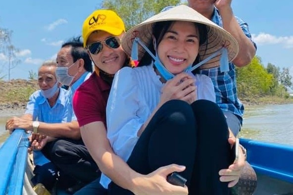 Thuy Tien khoc khi nhin tre em, ba gia 80 tuoi tram minh duoi bun hoi hinh anh