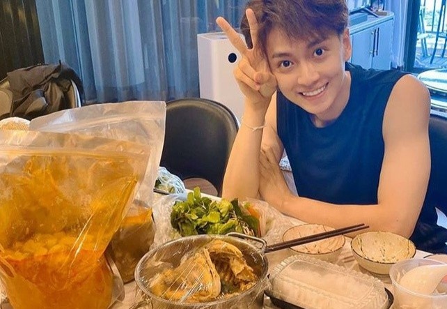 Sao Viet nau an, ship toi tan nha cho dong nghiep khi cach ly xa hoi hinh anh