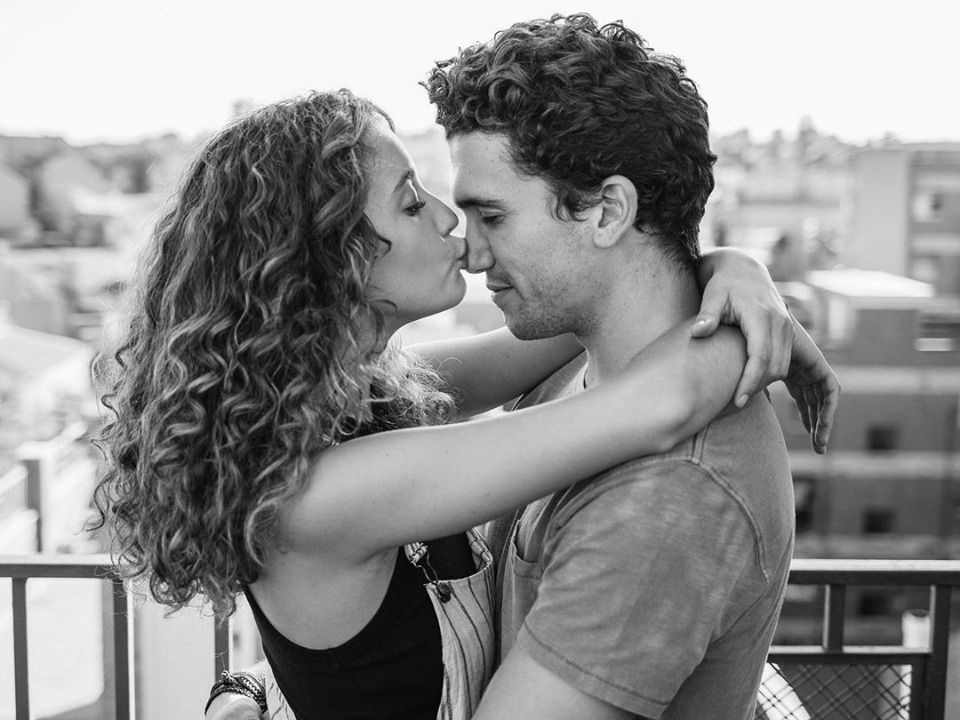 Ga trom va con tin trong 'Money Heist' yeu nhau man nong ngoai doi hinh anh