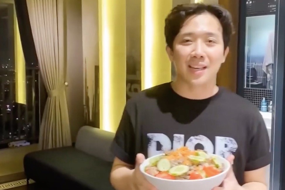 Tran Thanh hao hung vao bep nau an cho vo hinh anh