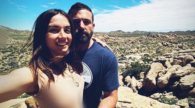 Ben Affleck dam duoi ben ban gai 'Bond Girl' kem 16 tuoi hinh anh