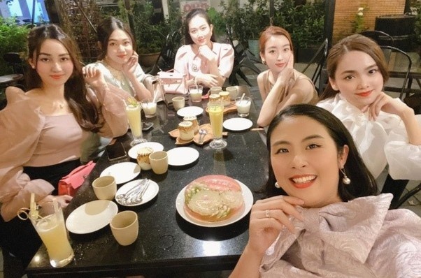 Do My Linh va nhom ban than hoa hau, a hau tu hop hinh anh