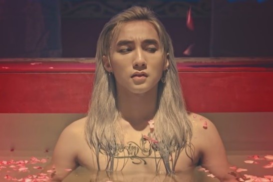 Son Tung M-TP va nhung nam ca si khoe hinh the trong MV hinh anh
