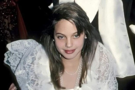 Loat anh chung minh Angelina Jolie la my nhan tu be hinh anh