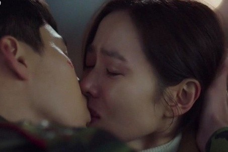 10 kieu hon lang man cua phim Han hinh anh